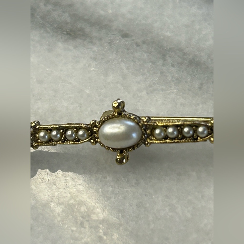 Elegant Gold Tone and faux Pearl small pin